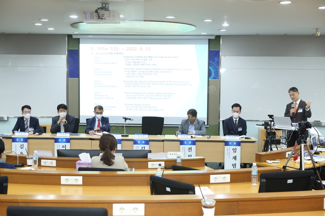研讨会当天在首尔科学综合大学院大学本馆2楼大讲堂举行 研讨会当天在首尔科学综合大学院大学本馆2楼大讲堂举行
